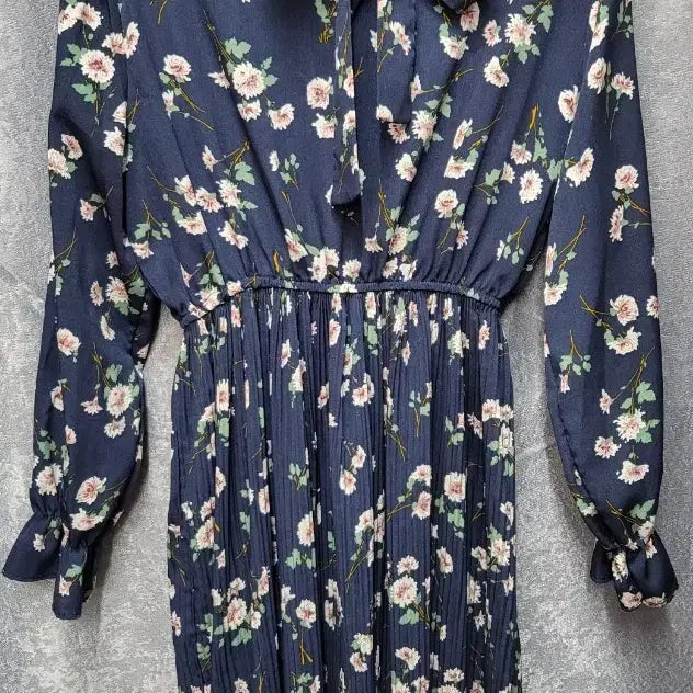 [BUNJANG] Romantic Navy Floral Tie Pleated Dress / 로맨틱 네이비 플라워 타이 플리츠 원피스