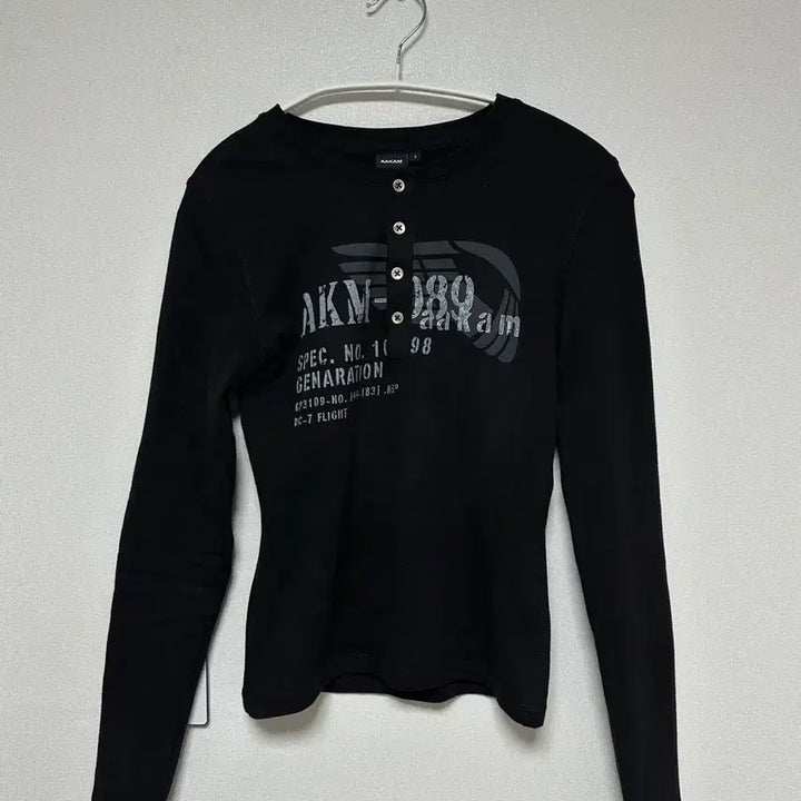[BUNJANG] Arkam Button Lettering Long Sleeve / 아캄 Button Lettering 롱슬리브