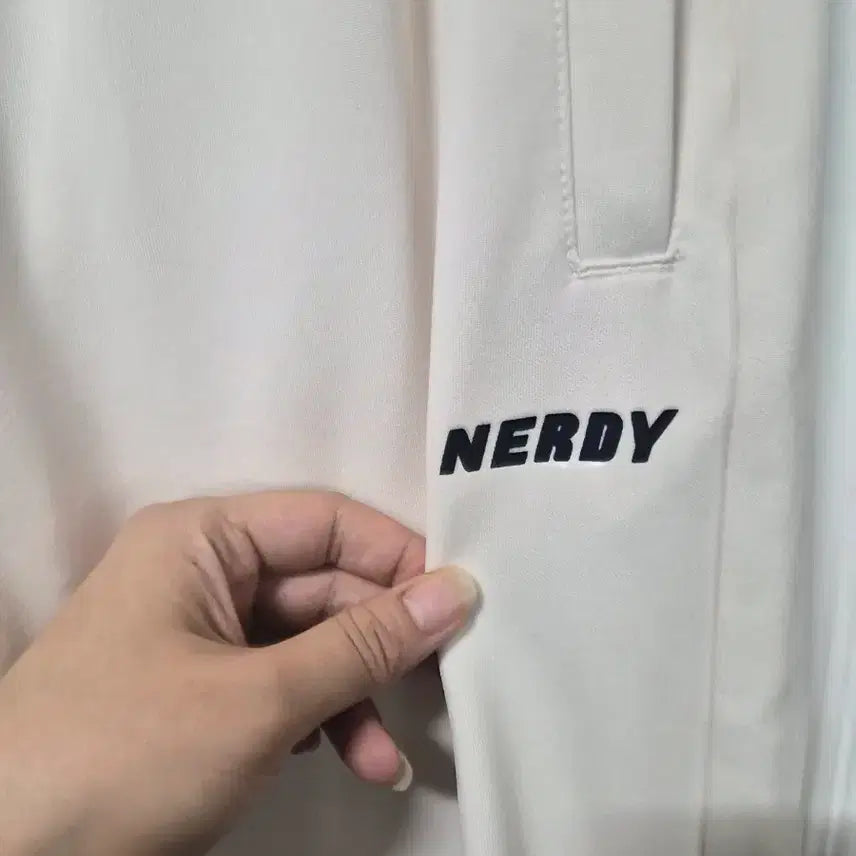 [BUNJANG] Nerdy Ivory Training Pants / 널디 아이보리 트레이닝 바지