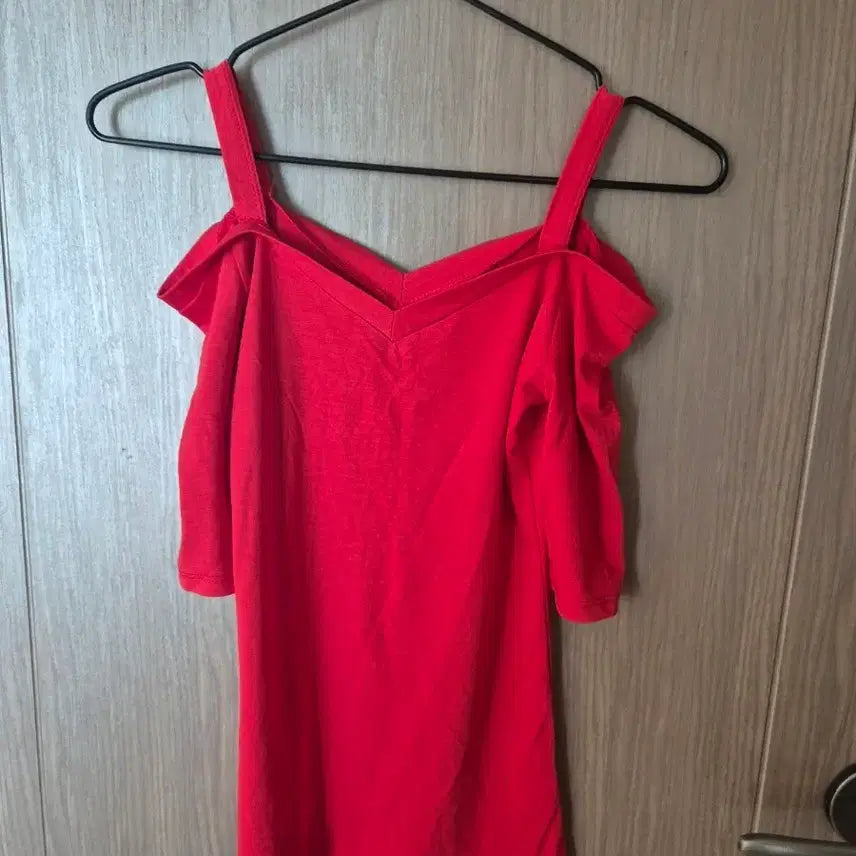 [BUNJANG] Red Off-Shoulder Short-Sleeve T-Shirt / 레드 오프숄더 반팔 티셔츠