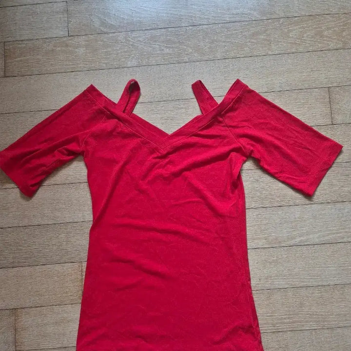 [BUNJANG] Red Off-Shoulder Short-Sleeve T-Shirt / 레드 오프숄더 반팔 티셔츠
