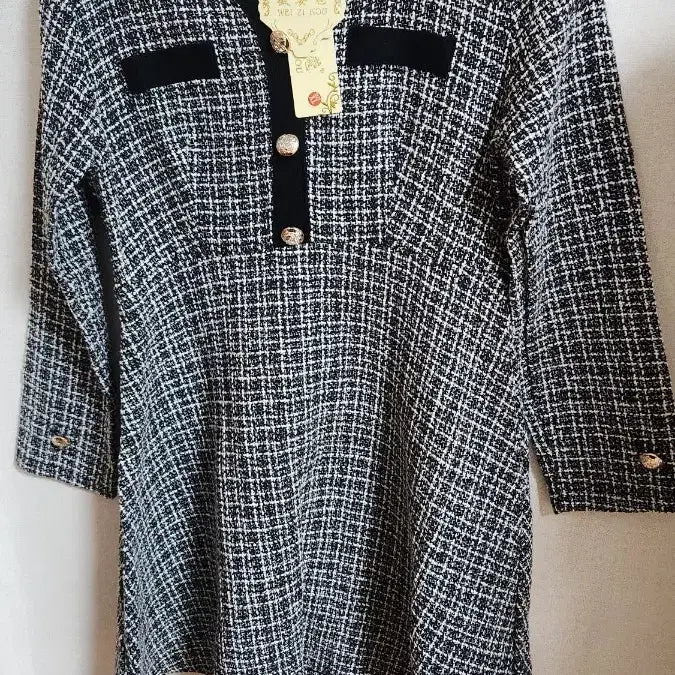 [SOLD OUT] 트위드 블랙 원피스 금장 단추 브이넥