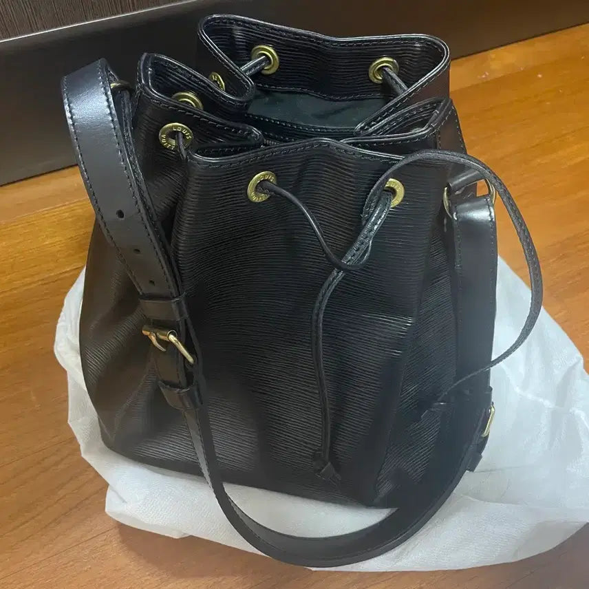 [SOLD OUT] 빈티지 루이비통 네오 노에 에삐(A20922) 블랙 숄더백