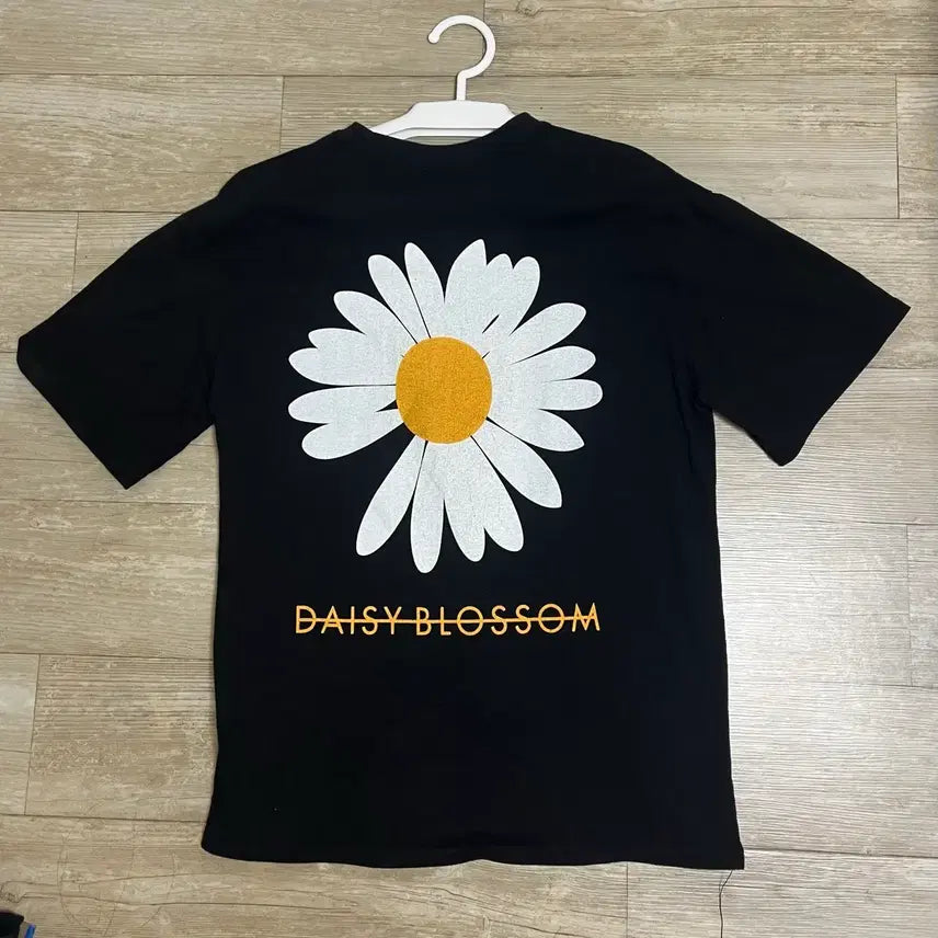 [SOLD OUT] 데이지 꽃잎 반팔 티셔츠