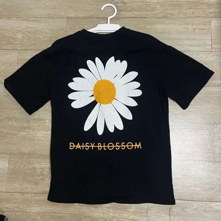 [SOLD OUT] 데이지 꽃잎 반팔 티셔츠