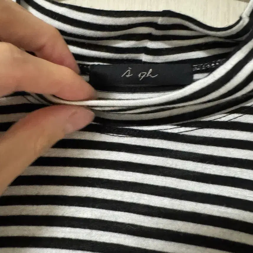 [BUNJANG] Luh A17H Striped Half-Neck T-Shirt / 루흐 a17h 스트라이프 하프넥티