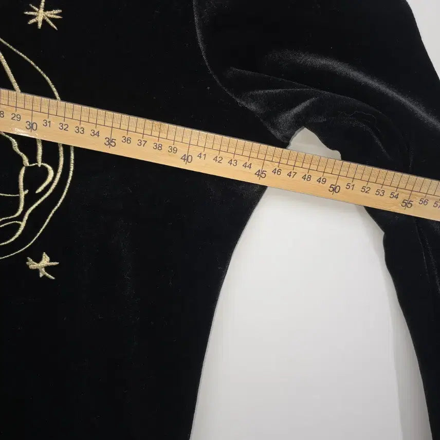 [BUNJANG] Castelbajac Velvet Embroidered Sweatshirt 85 / 까스텔바작 벨벳 자수 포인트 맨투맨 85  (B40057)