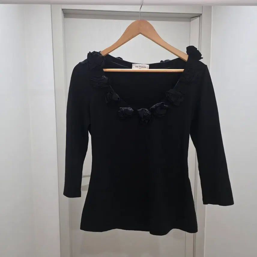 [BUNJANG] Anne Fontaine Black Floral Embellished Blouse / Anne Fontaine 블랙 플라워 장식 블라우스