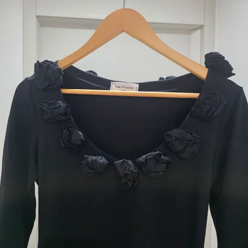 [BUNJANG] Anne Fontaine Black Floral Embellished Blouse / Anne Fontaine 블랙 플라워 장식 블라우스
