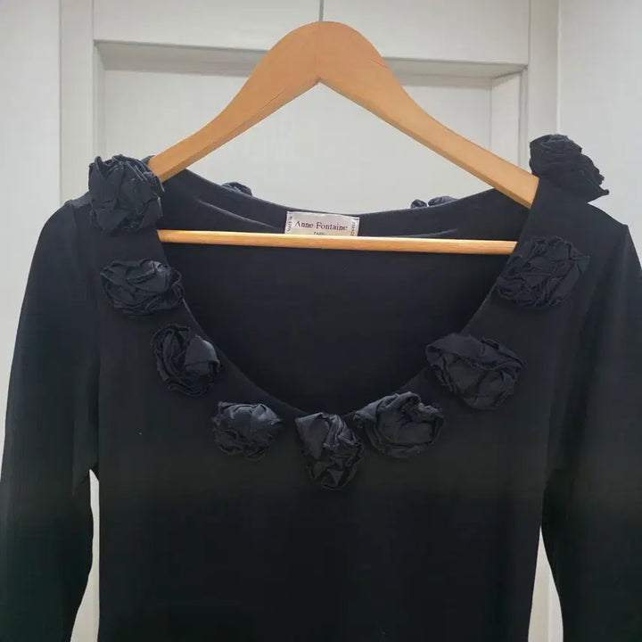 [BUNJANG] Anne Fontaine Black Floral Embellished Blouse / Anne Fontaine 블랙 플라워 장식 블라우스