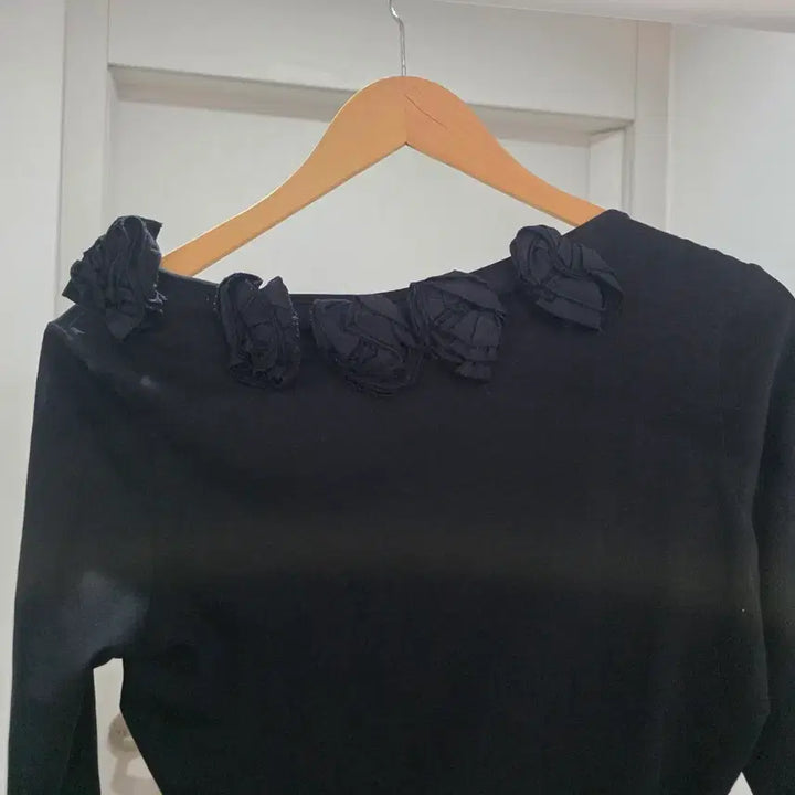 [BUNJANG] Anne Fontaine Black Floral Embellished Blouse / Anne Fontaine 블랙 플라워 장식 블라우스