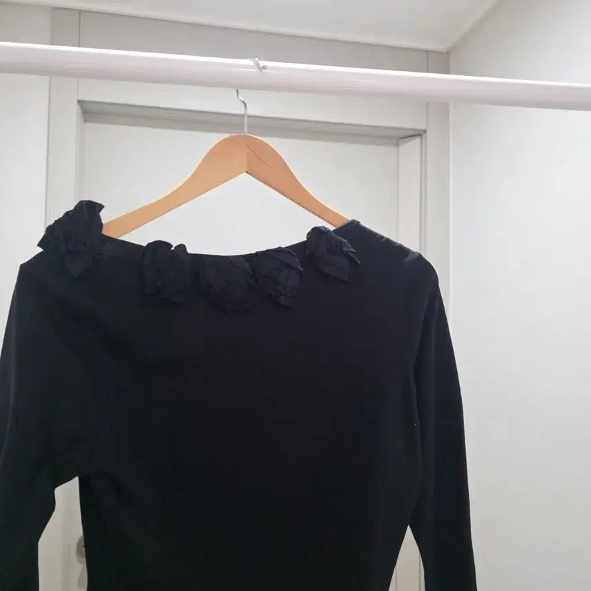 [BUNJANG] Anne Fontaine Black Floral Embellished Blouse / Anne Fontaine 블랙 플라워 장식 블라우스