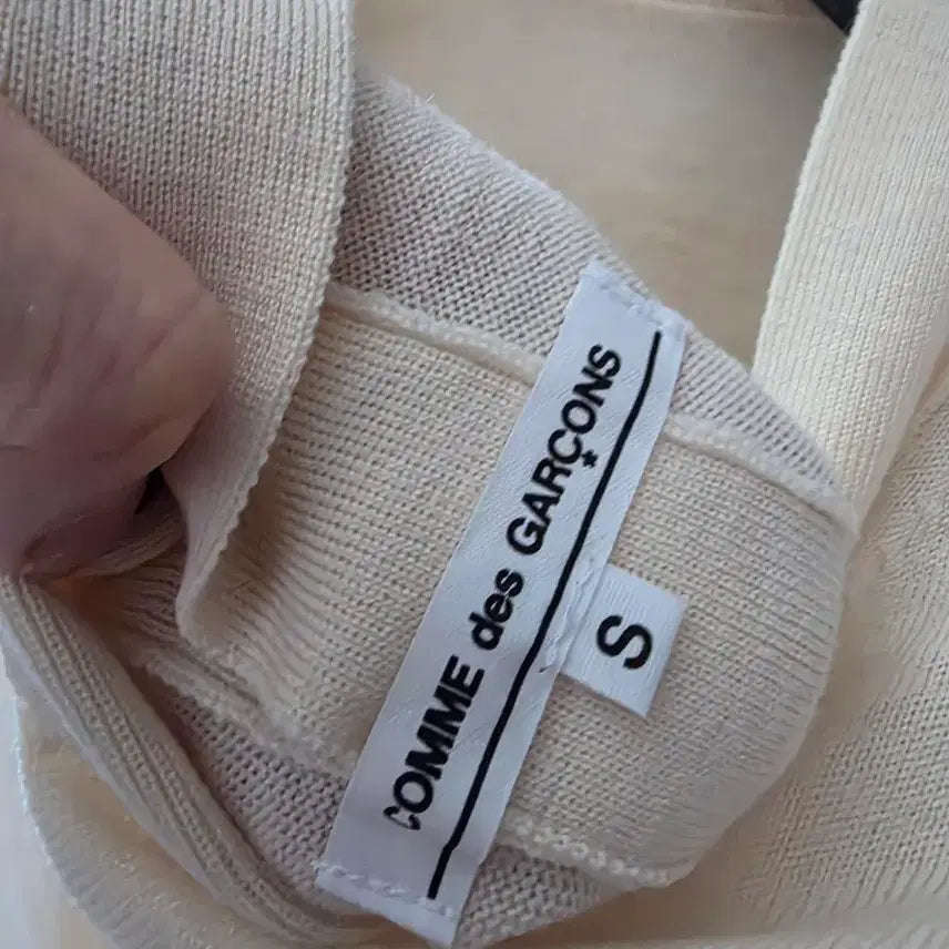 [BUNJANG] Comme des Garcons Ivory V-Neck Cardigan / 꼼데가르송 아이보리색 브이넥 공용 가디건