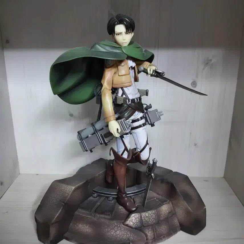 [BUNJANG] Attack on Titan Levi Ackerman Figure / 진격의 거인 리바이 아커만 피규어