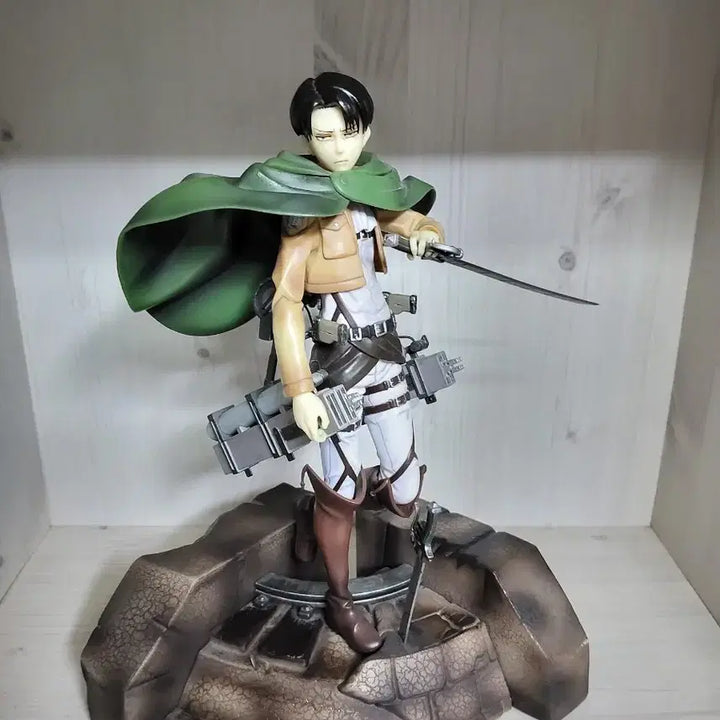 [BUNJANG] Attack on Titan Levi Ackerman Figure / 진격의 거인 리바이 아커만 피규어