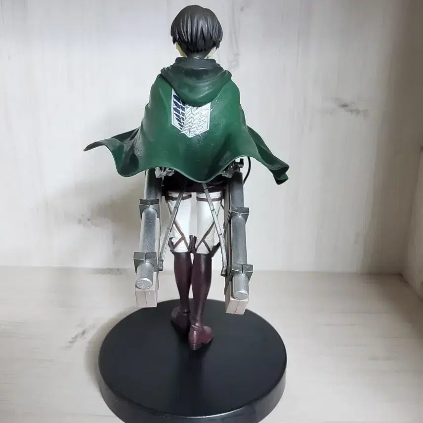 [BUNJANG] Attack on Titan Levi Ackerman Figure / 진격의 거인 리바이 아커만 피규어