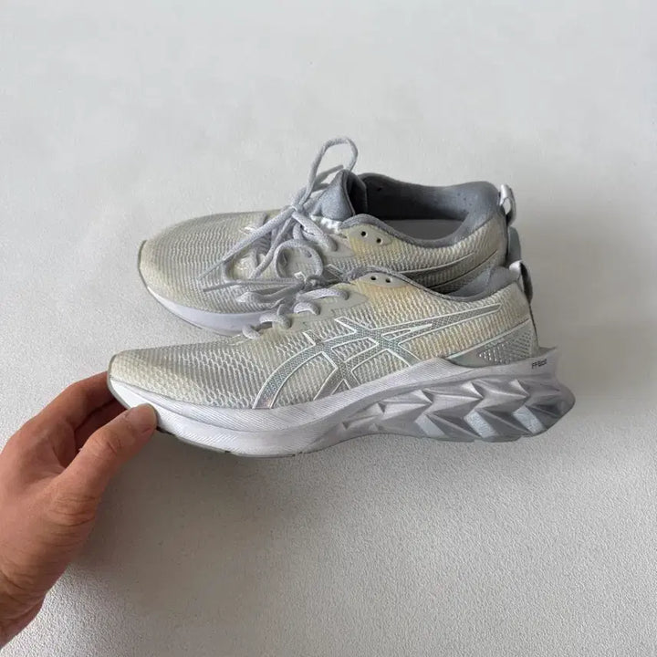 [SOLD OUT] [245]아식스(asics) 노바블라스트2 런닝화