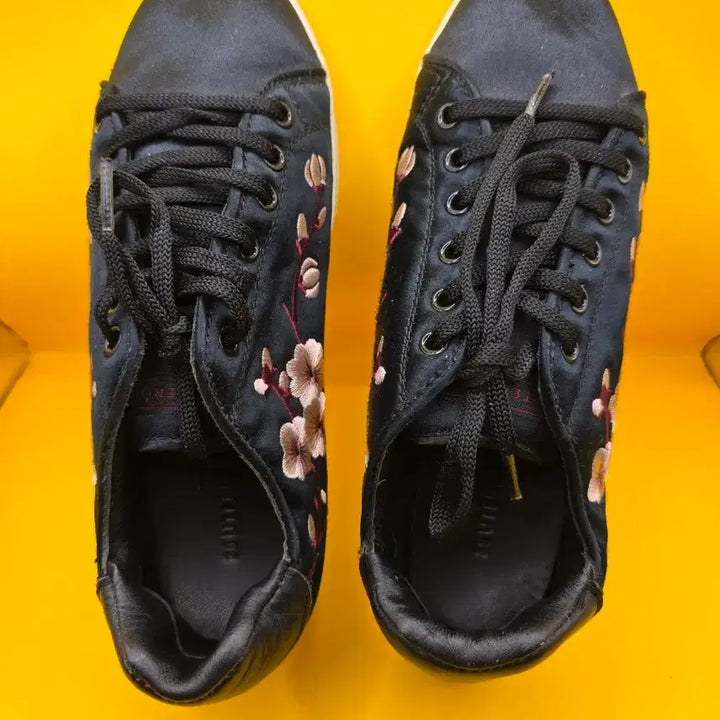 [BUNJANG] Uterque Embroidered Sneakers / 우테르케 자수 스니커즈 38(245)