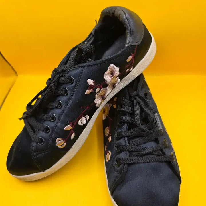 [BUNJANG] Uterque Embroidered Sneakers / 우테르케 자수 스니커즈 38(245)
