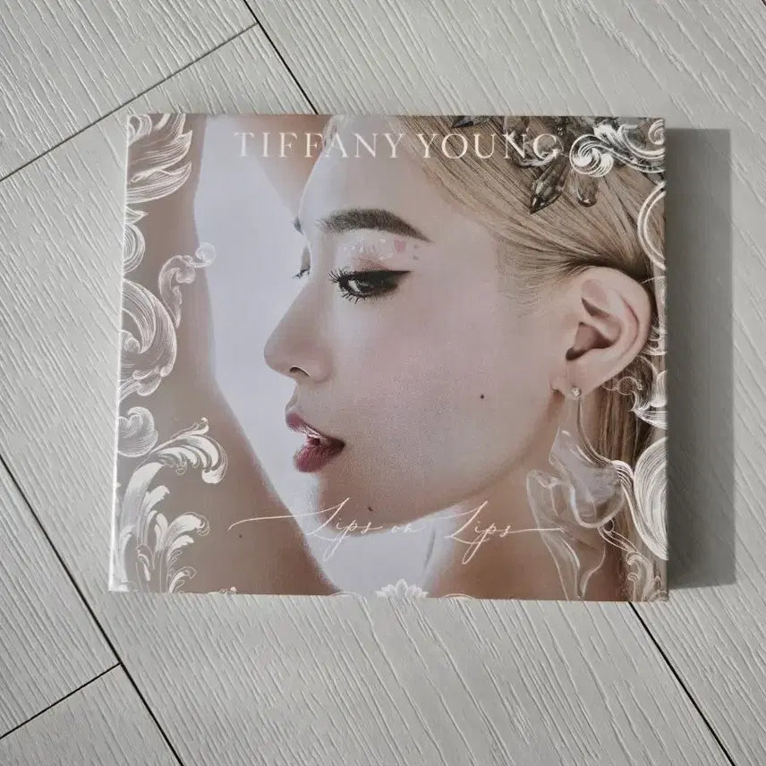 [BUNJANG] Tiffany Young Lips on Lips Album / 티파니 영 Lips on Lips 앨범