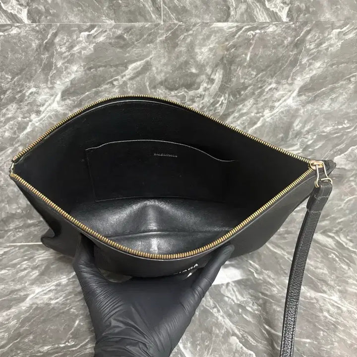 [SOLD OUT] 발렌시아가 로고 레더 가죽 클러치