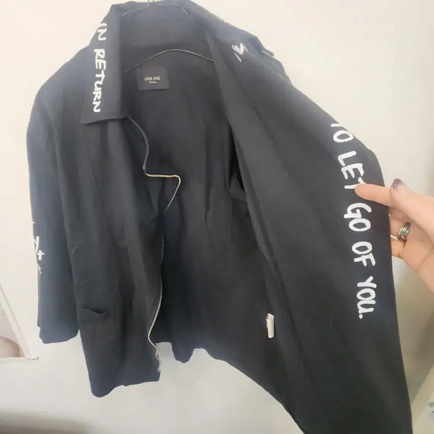 [BUNJANG] VAN AKE Lettering Black Jacket / 반 에이크 VAN AKE  레터링 블랙  자켓 free
