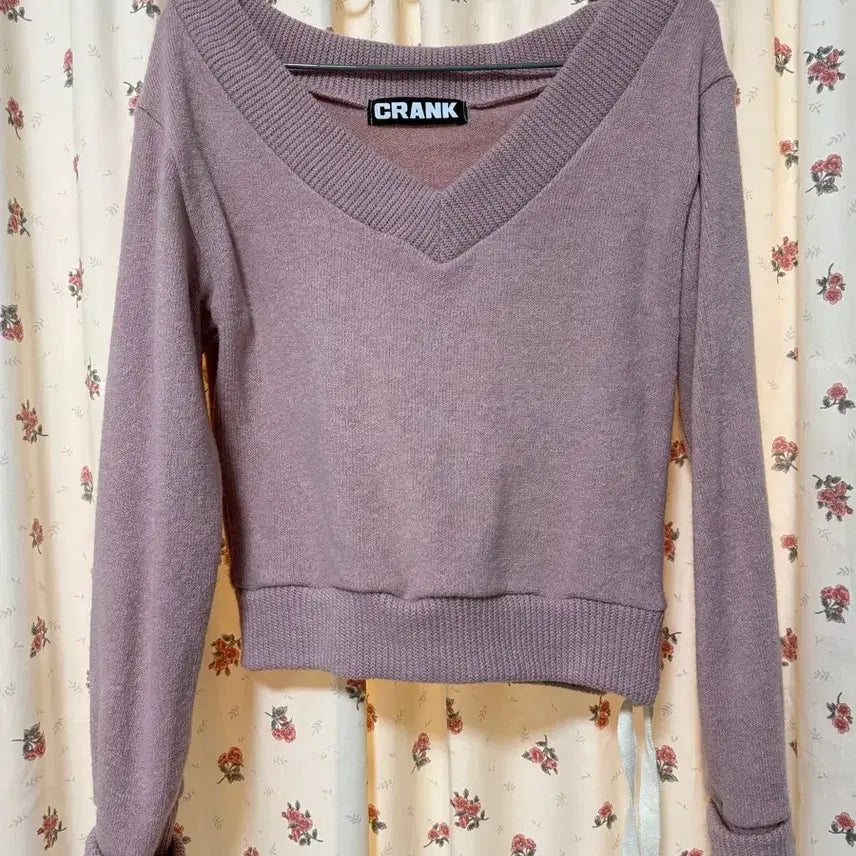 [BUNJANG] Crank Off-Shoulder V-Neck Ribbon Warmer Knit / 크랭크 오프숄더 브이넥 리본 워머 니트