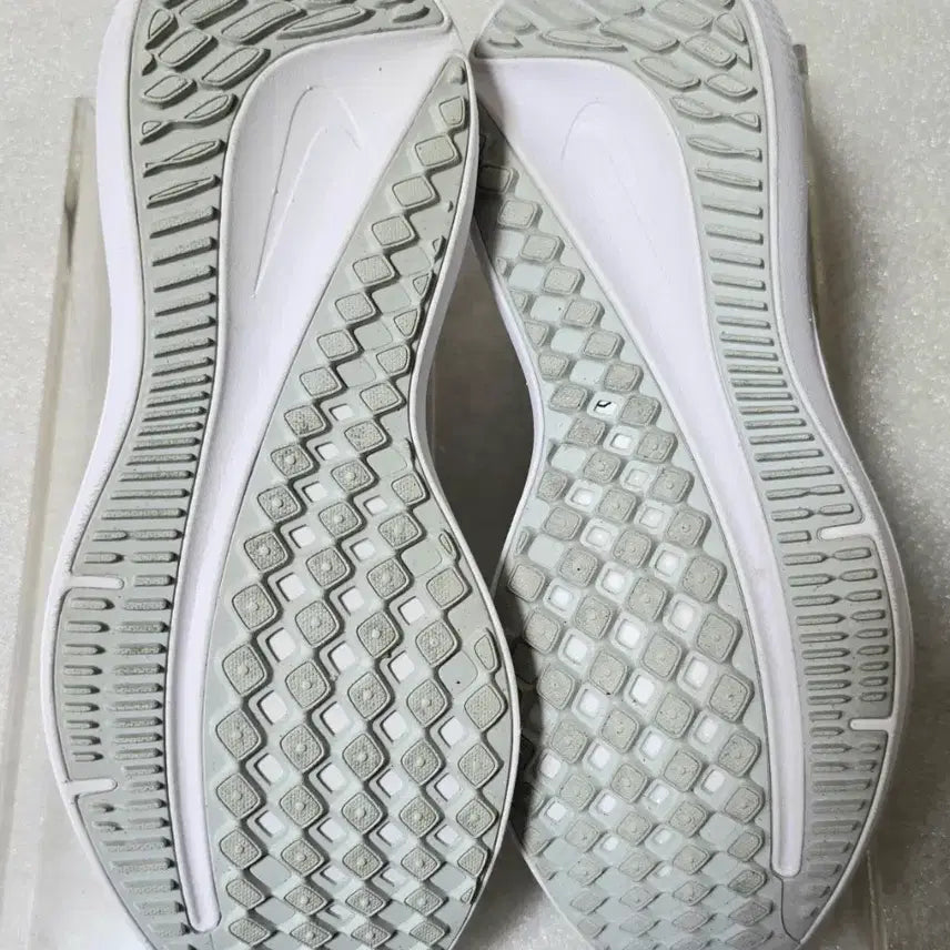 [SOLD OUT] 나이키 Nike 윈플로 10 러닝화 조깅화 여성용 250