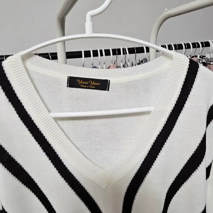 [SOLD OUT] Yani Yani 흰검 스트라이프 니트