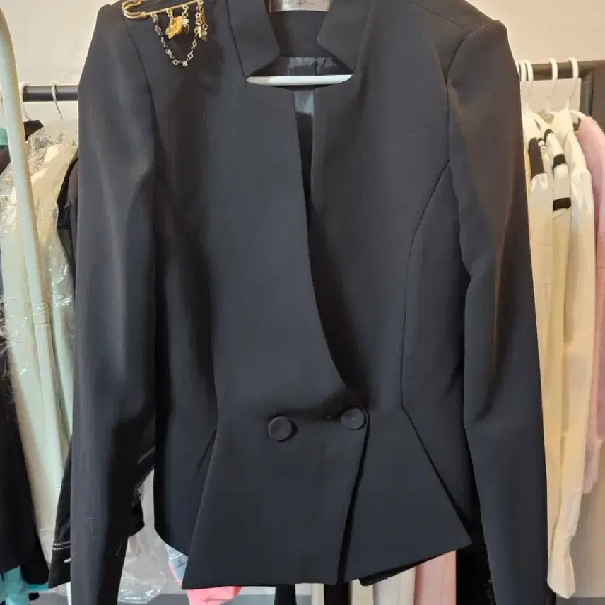 [SOLD OUT] 로코걸 블랙 자켓 브로치 장식