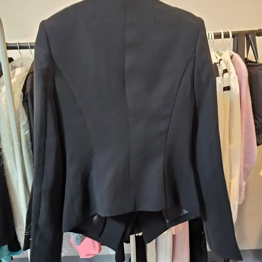 [SOLD OUT] 로코걸 블랙 자켓 브로치 장식