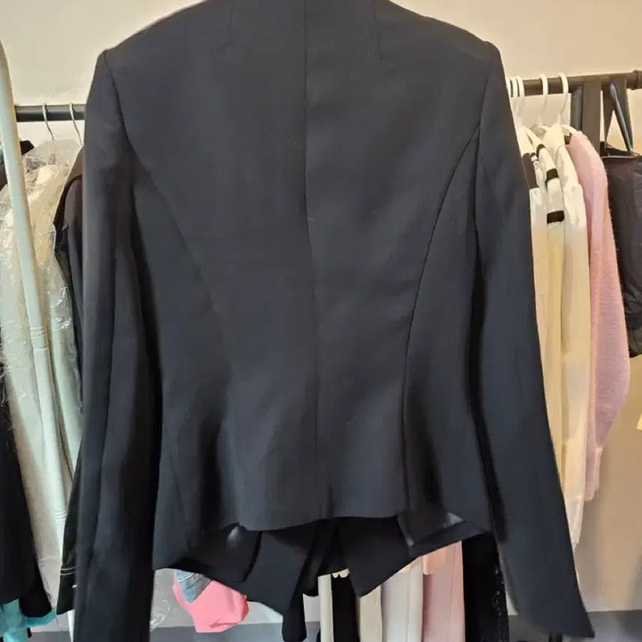 [SOLD OUT] 로코걸 블랙 자켓 브로치 장식