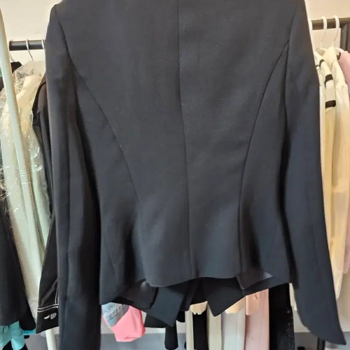 [SOLD OUT] 로코걸 블랙 자켓 브로치 장식
