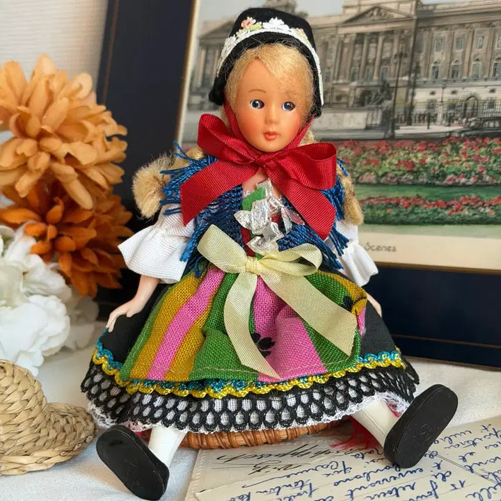 [BUNJANG] Vintage European Girl Doll Figurine / 유럽풍 빈티지 소녀 인형 피규어 장식품