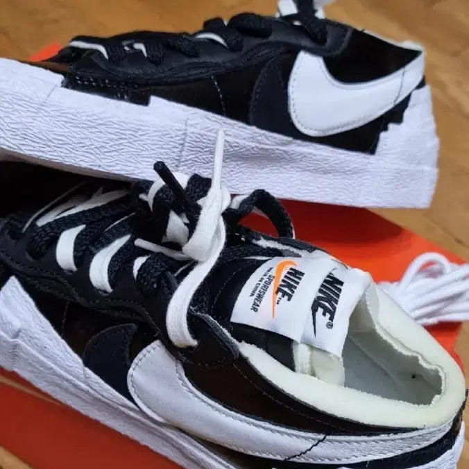 [BUNJANG] Nike Sacai Blazer Low Leather Black/White Sneakers / 나이키 사카이 레더 블레이저 로우 블랙/화이트 230