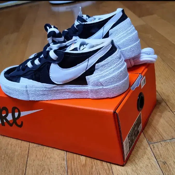 [BUNJANG] Nike Sacai Blazer Low Leather Black/White Sneakers / 나이키 사카이 레더 블레이저 로우 블랙/화이트 230