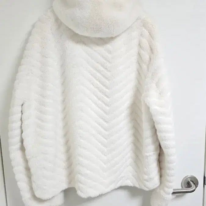 [BUNJANG] Eco Fur Hooded Mustang Jacket Ivory M / 에코퍼 무스탕 후드 자켓 아이보리 M