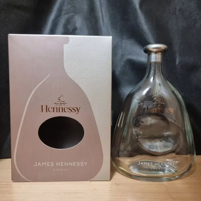 [BUNJANG] Hennessy James Hennessy Cognac Empty Bottle with Box / 헤네시 제임스 헤네시 꼬냑 빈병 (박스 포함)