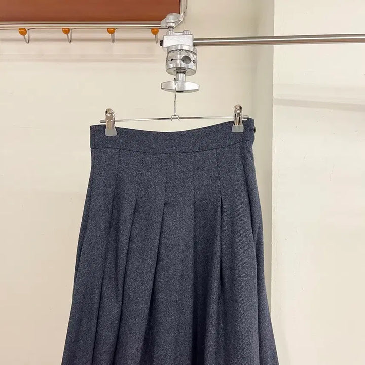 [SOLD OUT] 비비안 웨스트우드 그레이 헤비 울 미디 스커트