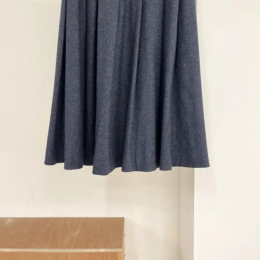 [SOLD OUT] 비비안 웨스트우드 그레이 헤비 울 미디 스커트