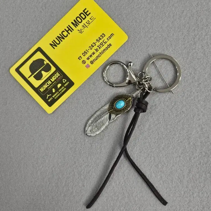 [BUNJANG] Handmade Leather, Turquoise, Metal Feather Keyring / 핸드메이드 레더스트링 터키석 메탈페더 키링 ( OS ) / 11530