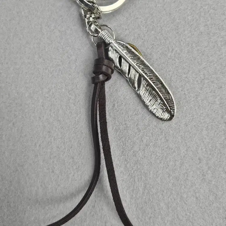 [BUNJANG] Handmade Leather, Turquoise, Metal Feather Keyring / 핸드메이드 레더스트링 터키석 메탈페더 키링 ( OS ) / 11530