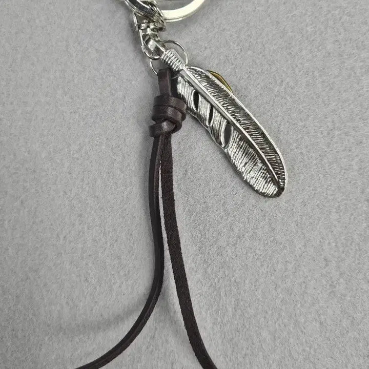 [BUNJANG] Handmade Leather, Turquoise, Metal Feather Keyring / 핸드메이드 레더스트링 터키석 메탈페더 키링 ( OS ) / 11530