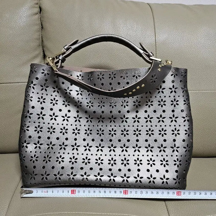 [BUNJANG] Christian Lacroix Punching Bag Shoulder Tote Bag / 크리스찬 라끄르와 펀칭백 숄더백 토트백 여성가방 가방