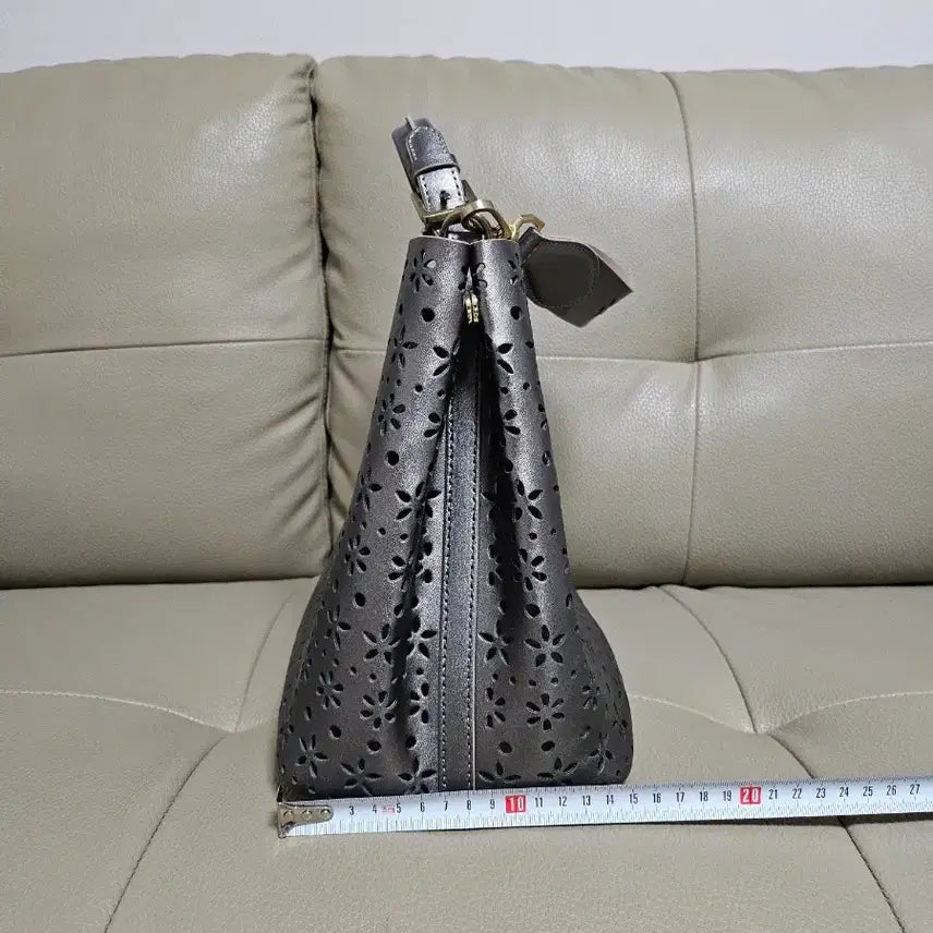 [BUNJANG] Christian Lacroix Punching Bag Shoulder Tote Bag / 크리스찬 라끄르와 펀칭백 숄더백 토트백 여성가방 가방