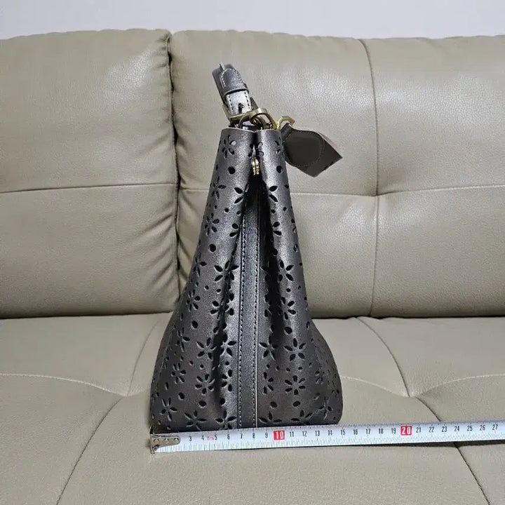 [BUNJANG] Christian Lacroix Punching Bag Shoulder Tote Bag / 크리스찬 라끄르와 펀칭백 숄더백 토트백 여성가방 가방