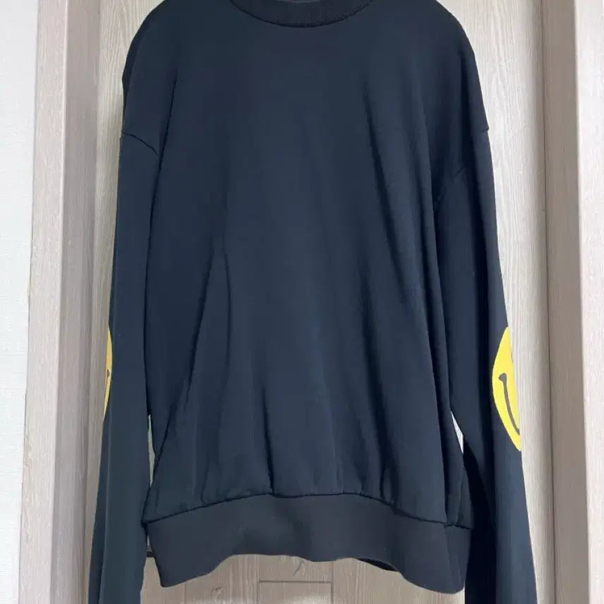 [BUNJANG] Capital Eco Fleece Crewneck Sweatshirt Rainbow Patch Black / 캐피탈 에코 플리스 크루넥 스웨트셔츠 레인보위 패치 블랙 3사이즈