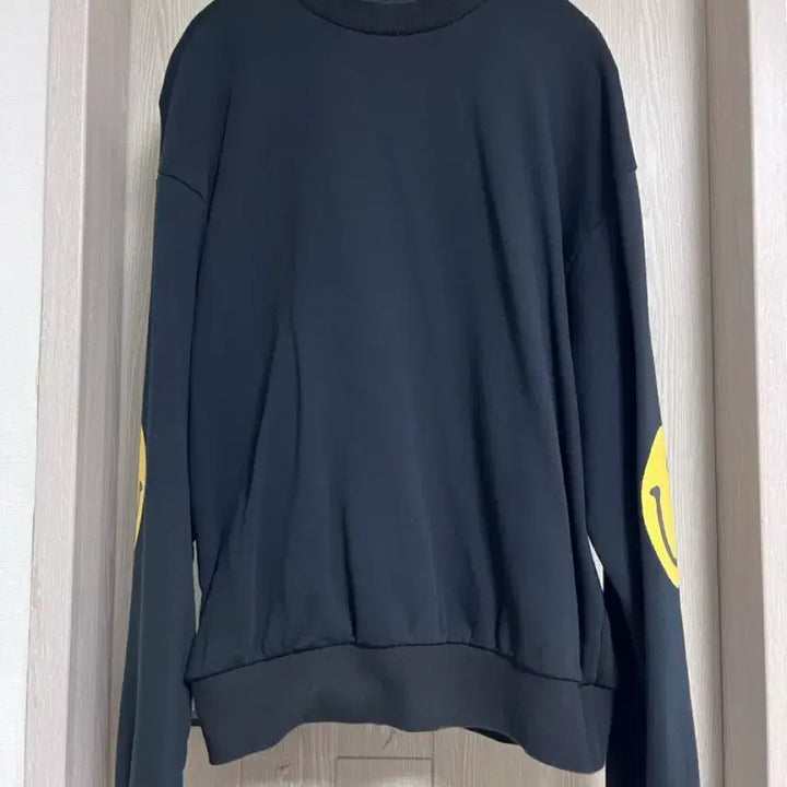 [BUNJANG] Capital Eco Fleece Crewneck Sweatshirt Rainbow Patch Black / 캐피탈 에코 플리스 크루넥 스웨트셔츠 레인보위 패치 블랙 3사이즈