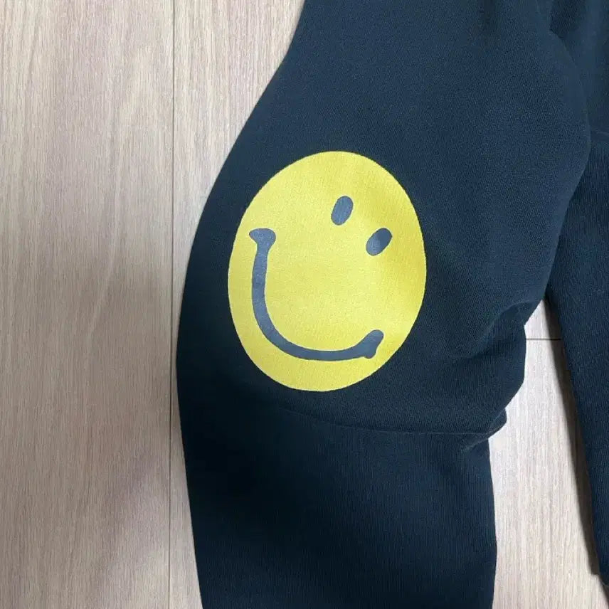 [BUNJANG] Capital Eco Fleece Crewneck Sweatshirt Rainbow Patch Black / 캐피탈 에코 플리스 크루넥 스웨트셔츠 레인보위 패치 블랙 3사이즈