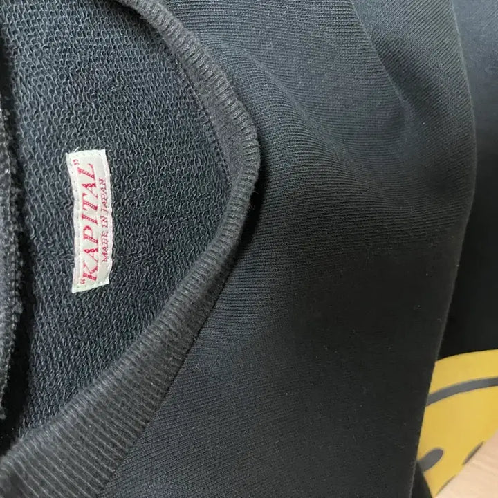 [BUNJANG] Capital Eco Fleece Crewneck Sweatshirt Rainbow Patch Black / 캐피탈 에코 플리스 크루넥 스웨트셔츠 레인보위 패치 블랙 3사이즈